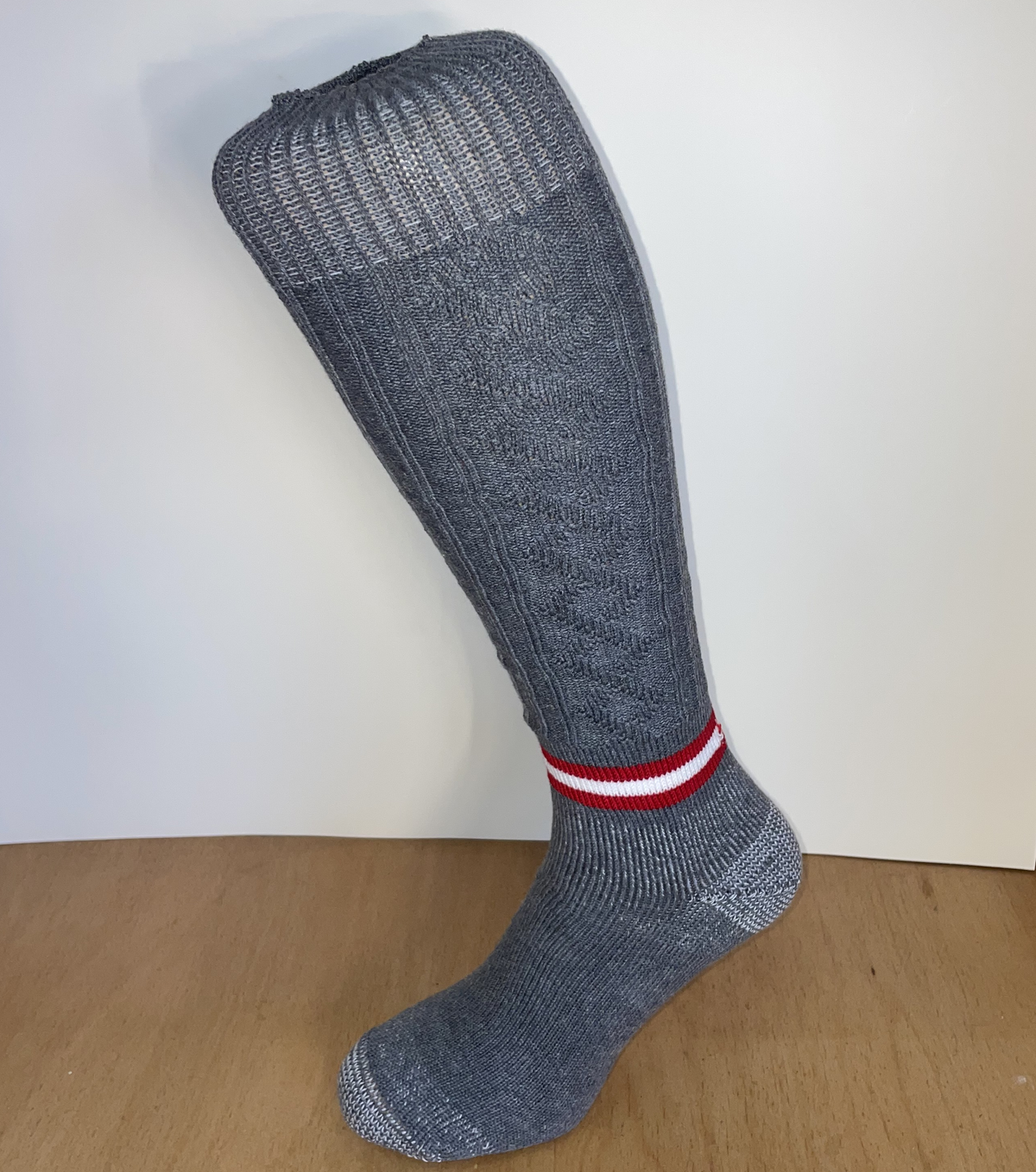 Trachtenstutzen mit Rot-Weiß-Rot Logo – Österreichische Tradition trifft Handwerkskunst